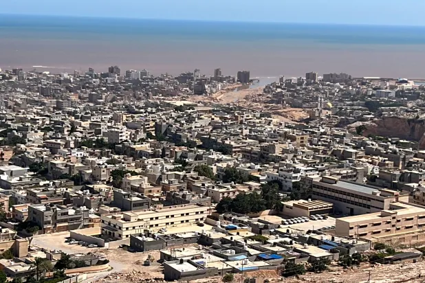 مدينة درنة الساحلية، شرق ليبيا، بعد الإعصار دانيال وانهيار سدين تسبّبا في فيضانات مدمرة جرفت أحياء بأكملها (إ.ب.أ)