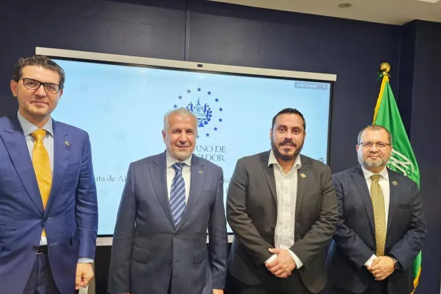 عبد الله الربيعة المستشار بالديوان الملكي السعودي لدى لقائه فرنسيسكو مونتويا وزير الصحة السلفادوري (مركز الملك سلمان للإغاثة)