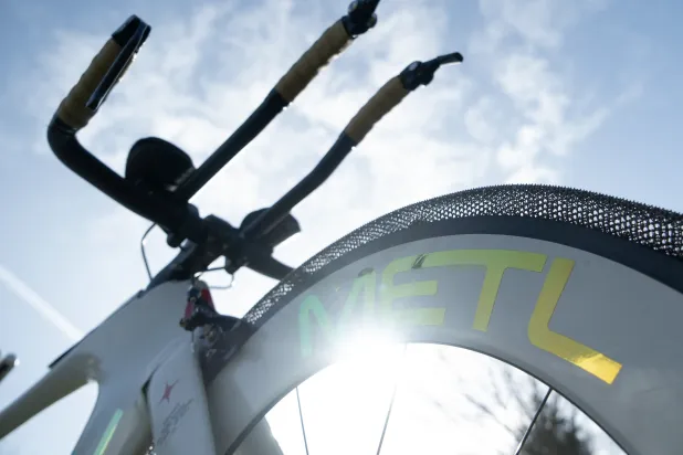 تهدف الشركة الأميركية إلى التغلب على تحديات صلابة الإطارات التقليدية الخالية من الهواء (ميتل)