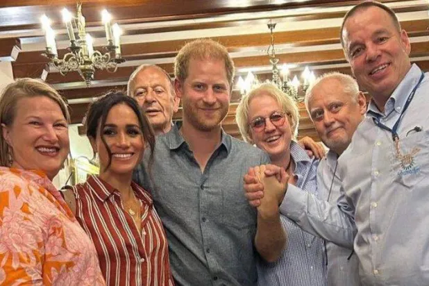 احتفل الأمير هاري مع زوجته مع موظفي آرتشيويل (التلغراف)