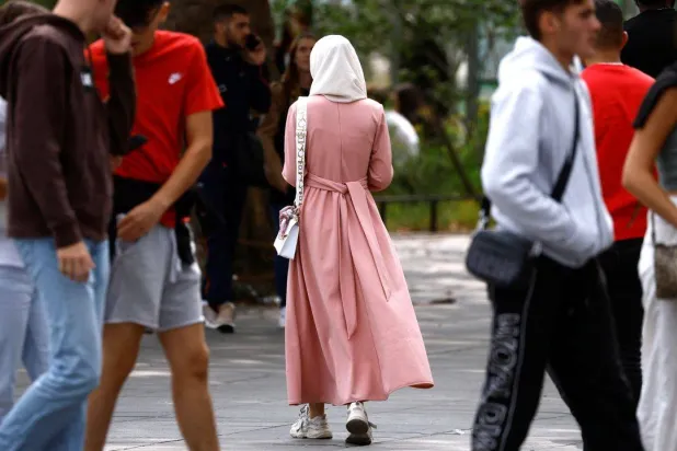 طالبات مسلمات طُردن من مدرستهن بسبب العباية (رويترز)