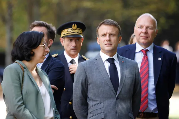 الرئيس الفرنسي إيمانويل ماكرون خلال زيارة لبورغوندي بوسط شرقي فرنسا في 15 سبتمبر 2023 (أ.ف.ب)