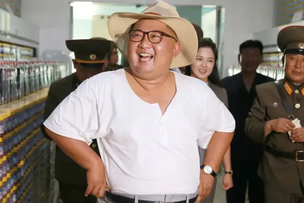 كيم جونغ أون خلال جولة تفقّدية لأحد مصانع تعليب الأسماك عام 2018 (رويترز)