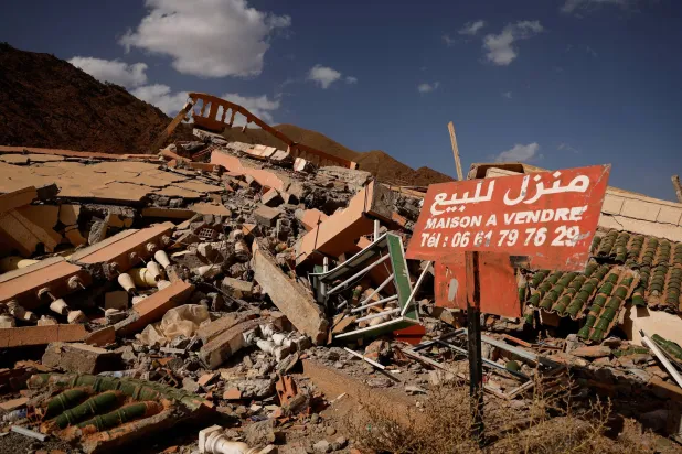 «منزل للبيع» وسط الدمار في المغرب (رويترز)