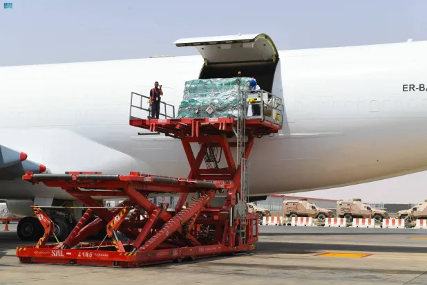 الطائرة تحمل مساعدات غذائية وإيوائية (واس)