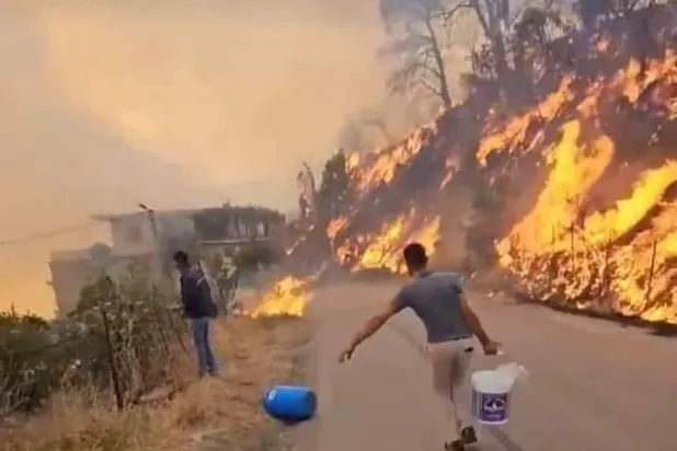 اندلاع النيران بأحد بلدات بداية (حسابات ناشطين بالإعلام الاجتماعي)