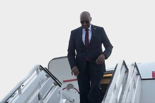 رئيس مجلس السيادة الانتقالي عبد الفتاح البرهان يعود إلى بورتسودان قادماً من أوغندا (قناة مجلس السيادة الانتقالي في تلغرام)