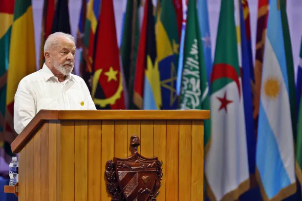 الرئيس البرازيلي لويس إيناسيو لولا دا سيلفا خلال كلمته أمام قمة «مجموعة الـ77 والصين» في هافانا (إ.ب.أ)