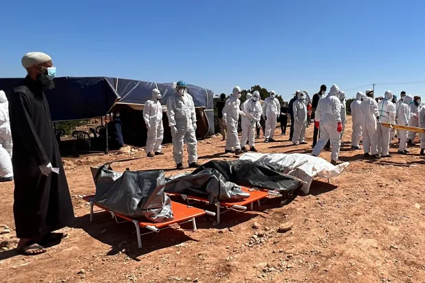 رجال إنقاذ بالقرب من جثث ضحايا لقوا حتفهم بعد فيضانات درنة (إ.ب.أ)
