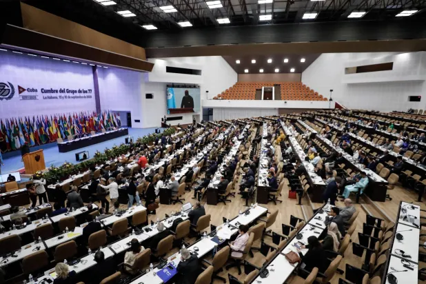 القاعة العامة خلال قمة مجموعة الـ77 + الصين في قصر المؤتمرات في هافانا (إ.ب.أ)