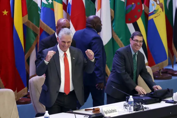 الرئيس الكوبي ميغيل دياز-كانيل الذي تتولى بلاده الرئاسة الدورية للمجموعة يحيي نظيره البرازيلي لولا دا سيلفا  خلال قمة مجموعة الـ77+الصين في هافانا (إ.ب.أ)