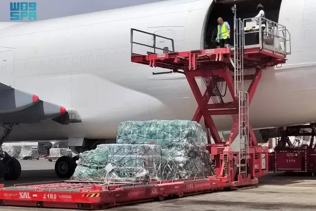 الطائرة الإغاثية تحمل على متنها 40 طناً من المساعدات الغذائية (واس)