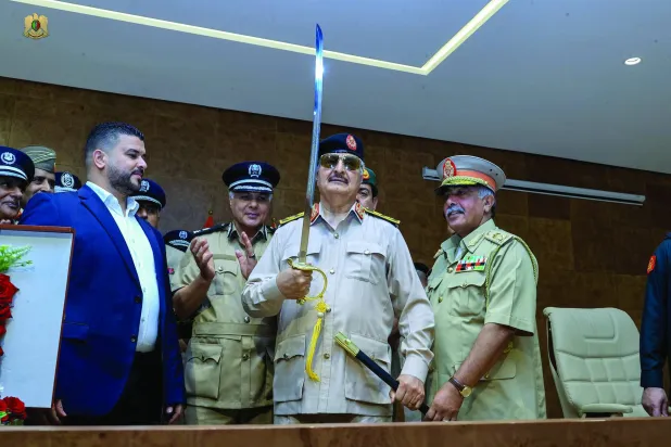 حفتر مع قادة قواته في بنغازي (الجيش الوطني)