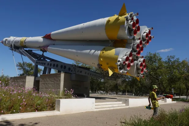 مدخل قاعدة بايكونور الفضائية التي تستأجرها روسيا من كازاخستان (إ.ب.أ)