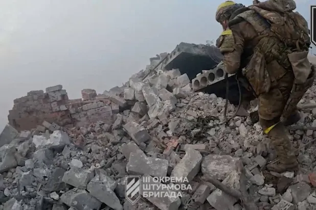 جندي أوكراني في إحدى جبهات القتال بإقليم دونيتسك (أ.ف.ب)