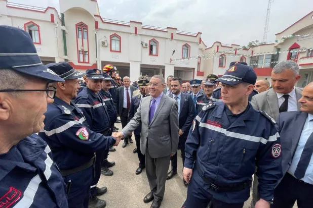 وزير الداخلية أثناء تفقده عمل فرق الإنقاذ بالدفاع المدني غرب العاصمة (الداخلية الجزائرية)