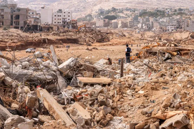 أنقاض مبان انهارت في مدينة درنة (أ.ف.ب)