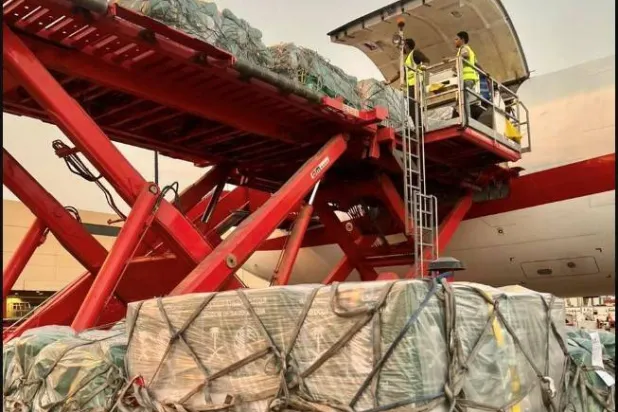 تحتوي الطائرة الإغاثية الثانية على مساعدات غذائية وإيوائية للمتضررين من الفيضانات (واس)