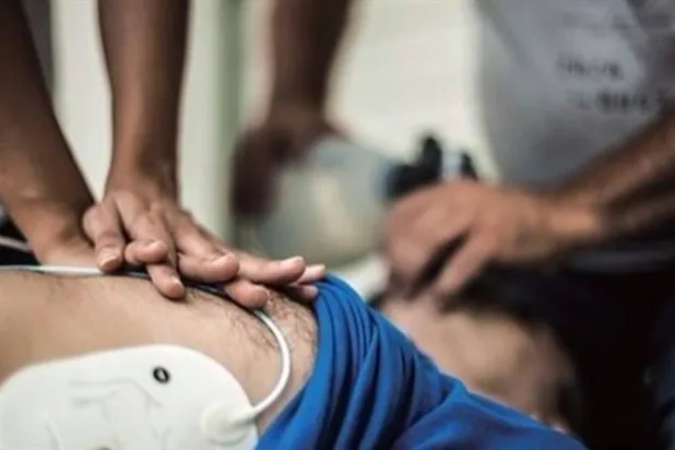 يشمل الإنعاش القلبي الرئوي تدخّلاً فموياً وضغطاً على الصدر (رويترز)