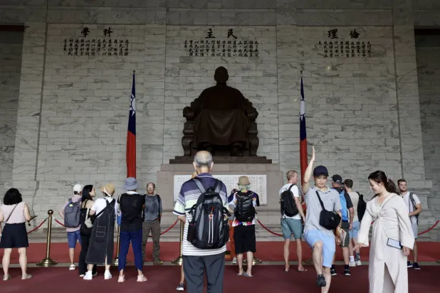 أشخاص يزورون النصب التذكاري للشخصية التاريخية شيانغ كاي-شيك في تايبيه الاثنين (إ.ب.أ)