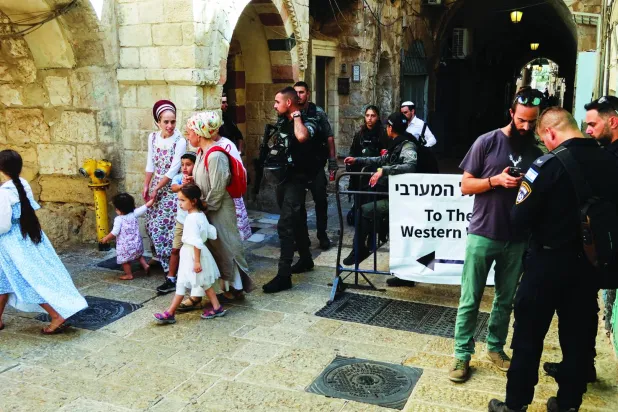 اسرائیلی پولیس زائرین کی حفاظت کے لیے مسجد اقصیٰ کے سامنے کھڑی ہے (رائٹرز)