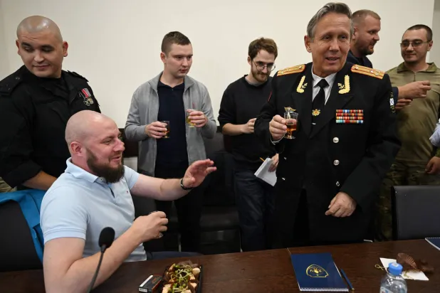 أوليغ بانتشورين رئيس «اتحاد قدامى العملية العسكرية الخاصة» مع مقاتلين سابقين خلال اجتماع بجوكوفسكي خارج موسكو في 25 أغسطس 2023 (أ.ف.ب)