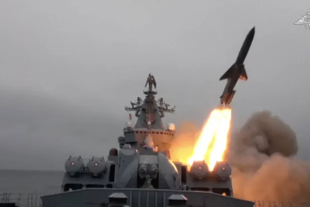 إطلاق صاروخ خلال المناورات البحرية الروسية الاثنين (رويترز)
