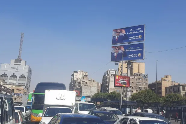 لافتات داعمة لترشح الرئيس المصري عبد الفتاح السيسي لولاية جديدة في ميدان «رمسيس»، وسط القاهرة (الشرق الأوسط)