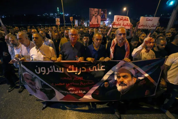 مشاركون في جنازة رجل من عرب إسرائيل يوم 3 سبتمبر الحالي في قرية كفر قارة (أ.ف.ب)