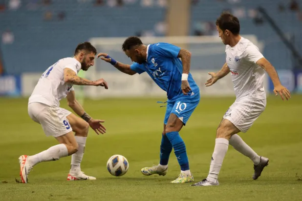 نيمار في صراع مع لاعبي الفريق الأوزبكي خلال المواجهة (رويترز)