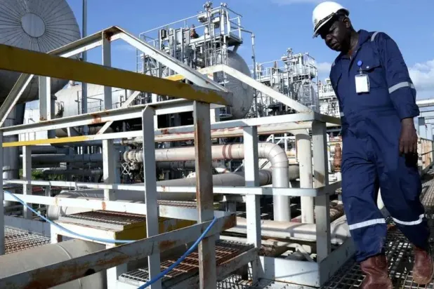 عامل في حقل نفط في أفريقيا (غيتي)