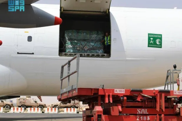 فريقٌ مختص من المركز يشرف على عملية تسليم المساعدات بالتنسيق مع «الهلال الأحمر» الليبي (واس)