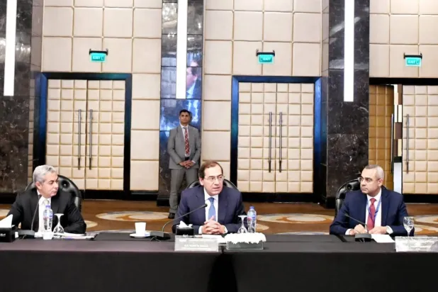 وزير البترول المصري يتوسط الحضور خلال مائدة مستديرة نظمها منتدى غاز شرق المتوسط (الشرق الأوسط)