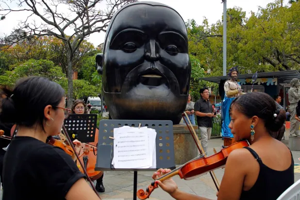 تحية وداع للراحل فرناندو بوتيرو الذي اشتهر بالأحجام الكبيرة لشخصيات أعماله (أ.ف.ب)