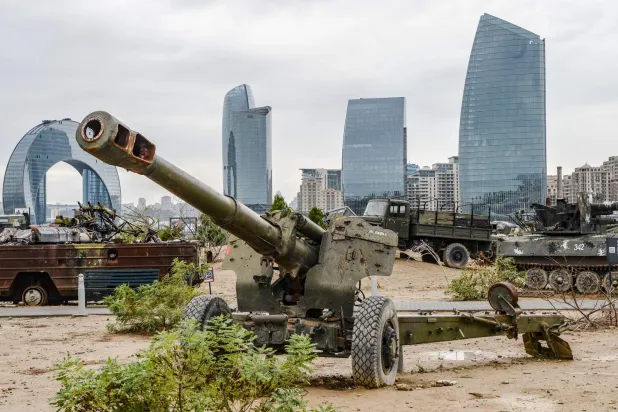 عرض أسلحة أرمينية  تم الاستيلاء عليها في معرض تذكاري في باكو في 13 سبتمبر 2023 (أ.ف.ب)