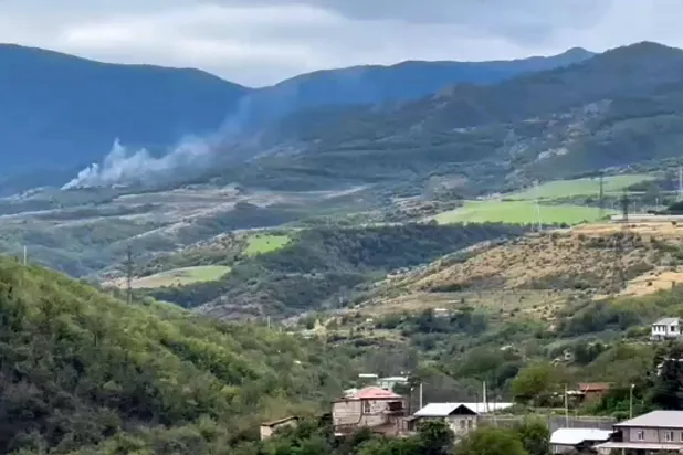 صورة تظهر تصاعد الدخان الناتج عن انفجار على قمة تل خارج ستيباناكيرت عاصمة المنطقة الانفصالية التي يسكنها الأرمن داخل الحدود الأذربيجانية (أ.ف.ب)