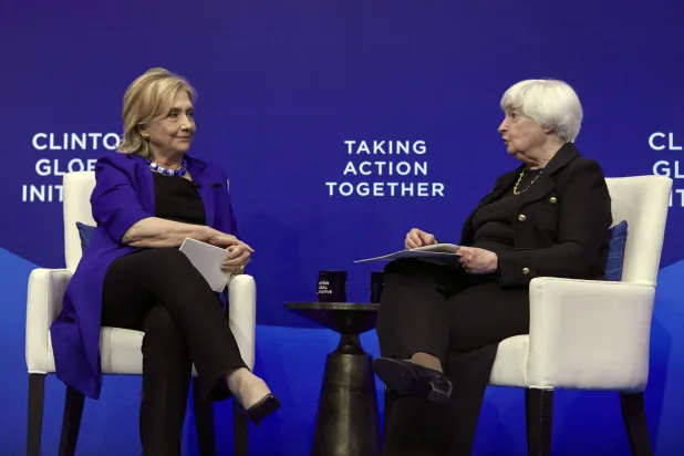 وزيرة الاقتصاد الأميركية جانيت يلين (يمين) خلال حديث مع وزيرة الخارجية الأميركية السابقة هيلاري كلينتون (يسار) في منتدى بمدينة نيويورك (أ.ب)
