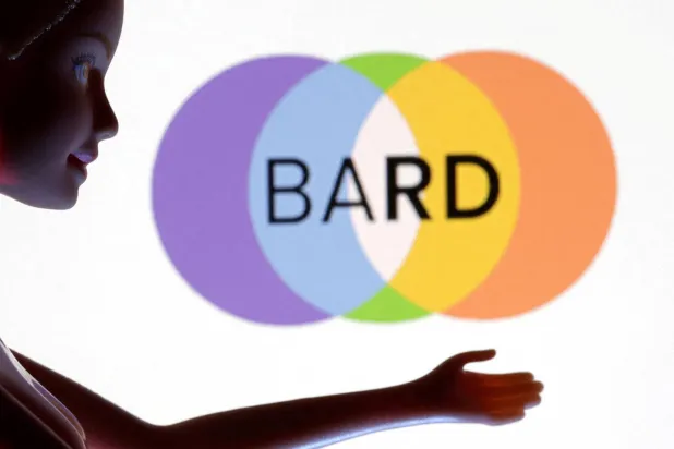 يستند «بارد» إلى نموذج «PaLM2» النموذج اللغوي الأحدث في «غوغل» الذي طوّر مجدداً استناداً لتعليقات المستخدمين (رويترز)