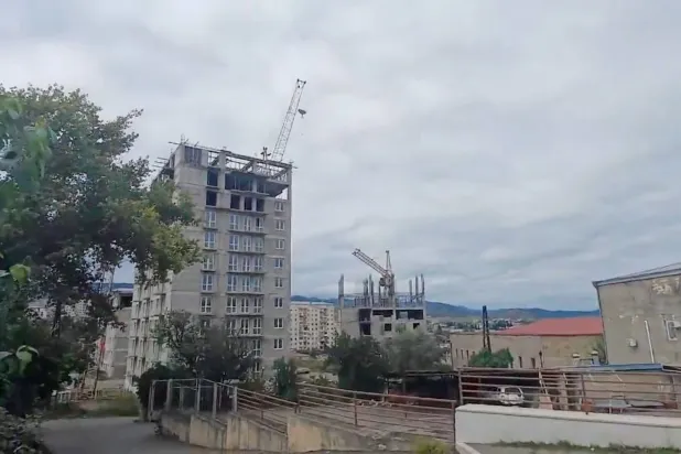 لقطات تلفزيونية لمنطقة ناغورنو كاراباخ خلال بدء الهجوم وسماع دوي الانفجارات وإطلاق النار (رويترز)