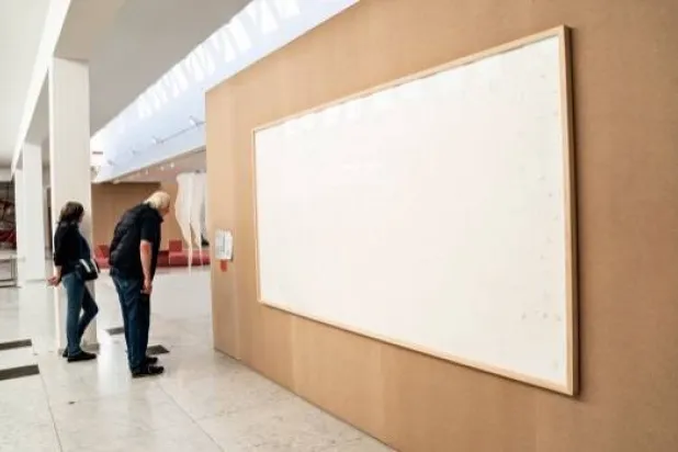 لوحة «خذ المال واهرب» في المتحف (إ.ب.أ)