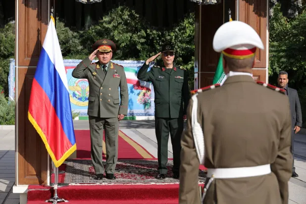 وزير الدفاع الروسي سيرغي شويغو في طهران (رويترز)