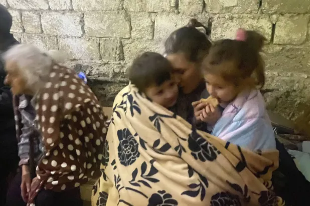 مدنيون في ملجأ في ستيباناكيرت عاصمة ناغورنو كاراباخ الثلاثاء (أ.ب)