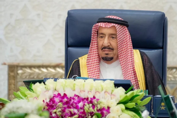 خادم الحرمين الشريفين الملك سلمان بن عبد العزيز مترئساً جلسة مجلس الوزراء في نيوم (واس)