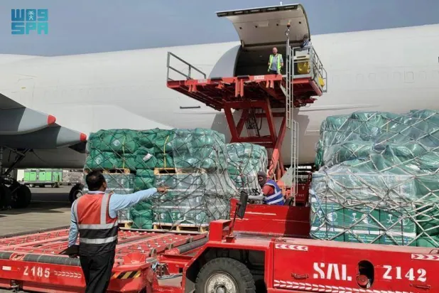 فريق مختص من المركز يشرف على عملية تسليم المساعدات بالتنسيق مع «الهلال الأحمر» الليبي (واس)