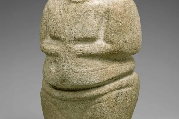 شخصية أنثوية واقفة ترتدي سواراً وقلادة مصنوعة من الحجر الرملي والكوارتزيت (أ.ف.ب)