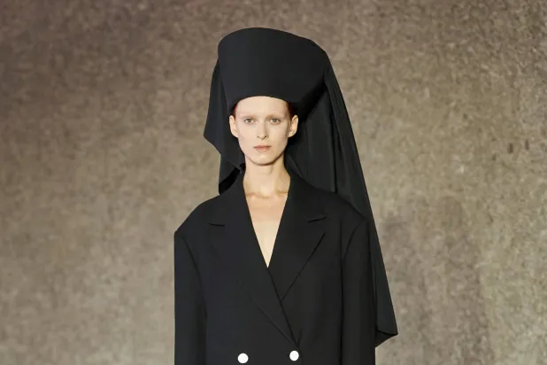 تميزت التشكيلة بمفردات مترسخة في ذاكرة المصممة لراهبات من دير جراشانيكا (الشرق الأوسط)