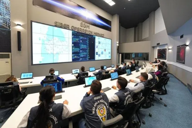 عاملون في مركز العمليات السيبرانية التركية (وزير الداخلية التركي علي يرلي كايا على حسابه في إكس)