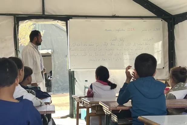 تلاميذ يتلقون دروسهم في إحدى الخيام التي نصبتها السلطات المغربية (الشرق الأوسط)