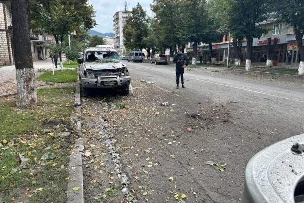 سيارة مدمرة في أحد شوارع ستيباناكيرت بعد هجوم أذربيجان على ناغورنو كاراباخ 20 سبتمبر 2023 (أ.ف.ب)