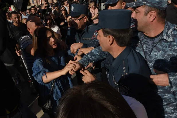 قوات الأمن الأرمينية تعتقل متظاهرة في يريفان الأربعاء (أ.ف.ب)